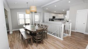 - une cuisine et une salle à manger avec une table et des chaises dans l'établissement SA69, Kirk- Oceanfront, Ocean Views, Sun Decks, Prv Beach Access, à Sanderling