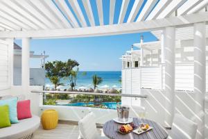 einen Balkon mit Meerblick in der Unterkunft Azul Beach Resort Negril, Gourmet All Inclusive by Karisma in Negril