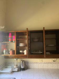 uma cozinha com armários de madeira com pratos em Stella Hostel Copán em Copan Ruinas