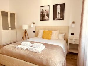 1 dormitorio con 1 cama con 2 toallas en Fortuna Milan - METRO, AC, DUOMO in 25 minutes en Sesto San Giovanni