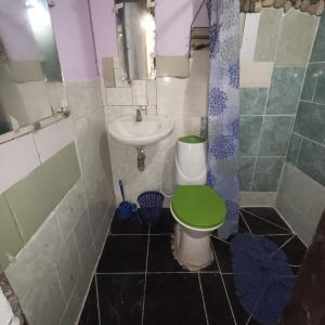 baño con aseo verde y lavamanos en Morada Al Sur en Mocoa
