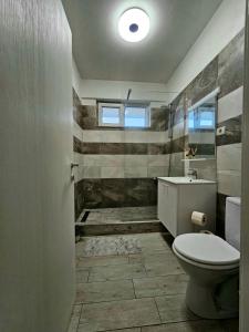 een badkamer met een toilet en een wastafel bij Sunrise Residence in Mamaia Nord – Năvodari