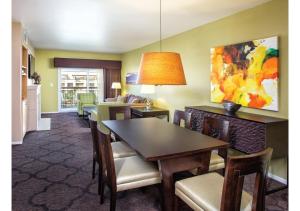 ein Esszimmer und ein Wohnzimmer mit einem Tisch und Stühlen in der Unterkunft Exclusive Condo Retreat Featuring a Lazy River - Special Offer Now! in Las Vegas