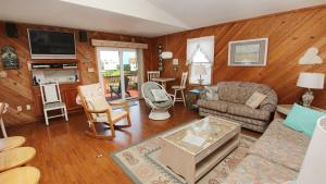 Χώρος καθιστικού στο Oceanside, Close to beach, Sunroom, Carport, SNH351, Sea Sharp