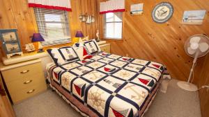 Ένα ή περισσότερα κρεβάτια σε δωμάτιο στο Oceanside, Close to beach, Sunroom, Carport, SNH351, Sea Sharp