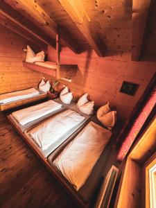 una camera con tre letti in una cabina di Die Acherberg Alm a Oetz