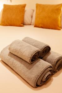 two towels sitting on top of two beds at Piso con dos dormitorios frente a Plaza Mayor in Madrid