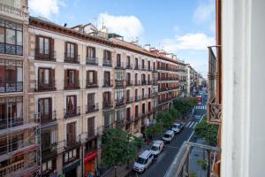 uma vista para uma rua da cidade com edifícios em Piso con dos dormitorios frente a Plaza Mayor em Madri