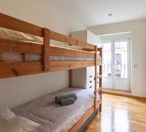 a bedroom with two bunk beds in a room at Piso con dos dormitorios frente a Plaza Mayor in Madrid