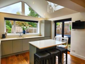 Kuchyň nebo kuchyňský kout v ubytování Aldrich Villa, 5-Bed Luxury House, Oxford, Parking, Garden