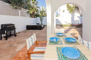 una mesa con placas azules en un patio en Apartamento con patio en Cala Santandria