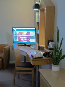 Televízia a/alebo spoločenská miestnosť v ubytovaní Future Inn Bristol