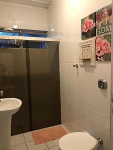 ein Bad mit einer Dusche, einem WC und einem Waschbecken in der Unterkunft República Descolada! Ótima localização! Quarto p/ casal! in Florianópolis