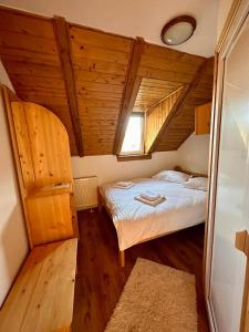 a small bedroom with a bed and a window at Pensiunea Landhof Apfel Mayr in Bazna