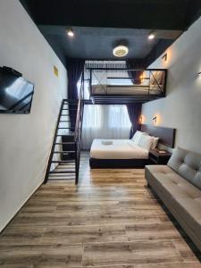 Georgetown Inn by Sky Hive في جورج تاون: غرفة نوم فيها سرير ودرج