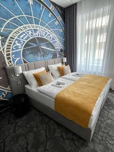 um quarto com uma cama grande e uma parede azul em Hotel Royal em Praga