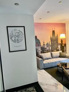 Hotel Royal في براغ: غرفة معيشة مع أريكة وصورة على الحائط