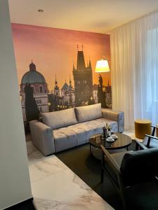 uma sala de estar com um sofá e um mural da cidade em Hotel Royal em Praga