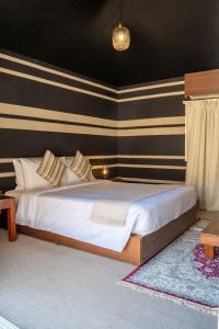 Un pat sau paturi într-o cameră la Pura Eco Retreat, Jebel Hafit Desert Park