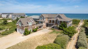 una vista aerea di una casa con l'oceano sullo sfondo di OCEANFRONT, Ocean Views, Private Pool, Hot Tub, SS10, The Russell Cottage a Southern Shores