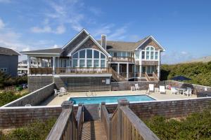 una casa con una piscina di fronte di OCEANFRONT, Ocean Views, Private Pool, Hot Tub, SS10, The Russell Cottage a Southern Shores