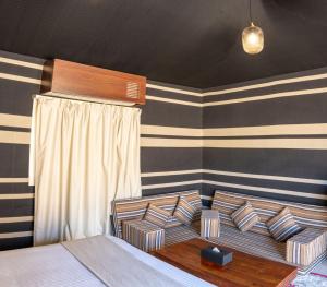 سرير أو أسرّة في غرفة في Pura Eco Retreat, Jebel Hafit Desert Park