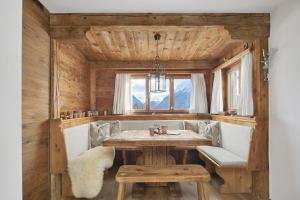 a dining room with a table and a window at Bergchalet Flöna in Scuol