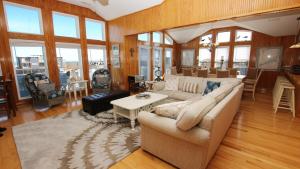 un salon avec un canapé et une table dans l'établissement Semi-Oceanfront, Close to Beach, Rec Room, Pool, Hot Tub!, SS135, Sea-Esta, à Southern Shores