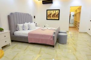 Brunei Hotel Boutique في بوكا شيكا: غرفة نوم بسرير وبطانية وردية