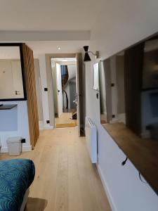 Μια τηλεόραση ή/και κέντρο ψυχαγωγίας στο Suite st lô 1 Rouen (centre historique)