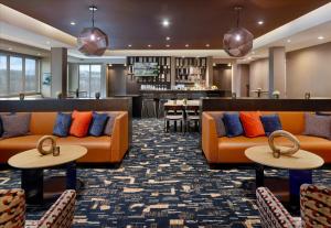 een hotellobby met banken en een bar bij SpringHill Suites by Marriott Franklin Mint in Franklin