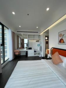 富国Times Corner Sorrento Hotel - Complimentary Sunset Town Tour 4pm to 5pm everyday的一间带大床的卧室和一间浴室