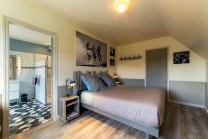 1 dormitorio con 1 cama grande y baño en Couleurs Passées studio de charme en Carnac