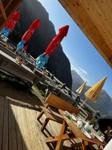 Vista generica sulle montagne o vista sulle montagne dall'interno del bed & breakfast