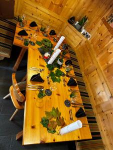 einen Holztisch mit Essen und Weingläsern darauf in der Unterkunft Die Acherberg Alm in Oetz