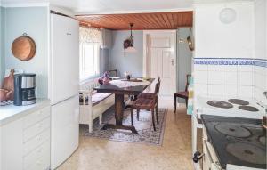 uma cozinha com uma mesa e uma sala de jantar em Lovely Home In Unnaryd With Kitchen em Unnaryd