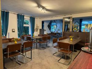 um restaurante com mesas e cadeiras num quarto em Dom Wczasowy Barbara em Karwia