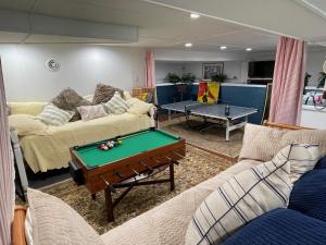 sala de estar con mesa de billar y sofás en Li'l Love Inn: Magical Sunsets, Quiet, Cozy, Waterfront, en Cambridge Springs