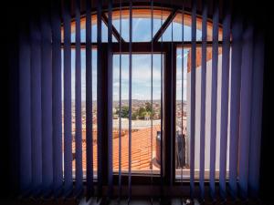 ein offenes Fenster mit Blick auf einen Tennisplatz in der Unterkunft Bella Vista El Tronco in Sucre