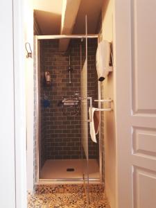 um chuveiro com uma porta de vidro na casa de banho em Le clos de l'Olivelle em Gallargues-Le-Montueux