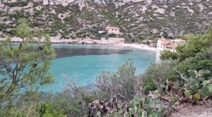 a body of water with a beach and houses at Pointe Rouge à 2mn de la plage - avec petite vue mer in Marseille