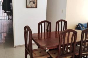 een houten eettafel met vier stoelen eromheen bij VistAndes alojamiento in Guaymallen