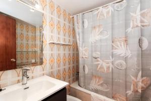 un bagno con tenda da doccia e lavandino di Apartment Doble-4CD a Lloret de Mar Altre 18 foto