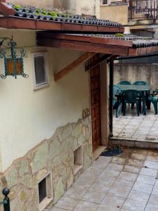 um edifício com um pátio com uma mesa e cadeiras em La casa in montagna em Villalago