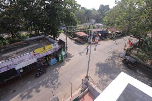 einen Blick über eine Straße in einer Stadt in der Unterkunft OYO Home 80909 New star homes in Kotamangalam