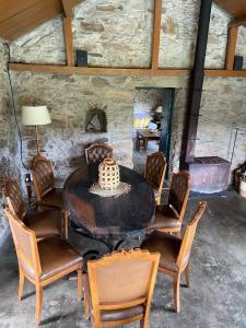 a dining room with a table and chairs at Chacra La Esencia, casa de campo in El Eden