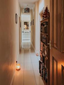 um corredor com luz num piso de azulejo em Dunard house. em Tullaha