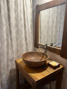 un bagno con lavandino a ciotola su un tavolo in legno di El Cortijo del Chorrillo a San Luis