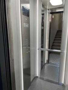 un ascensor vacío en un edificio con escaleras en Studio proche de la gare ! en Lausanne