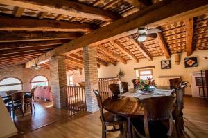 - une salle à manger avec une table et des chaises en bois dans l'établissement Mas Llagostera, à Bisbal del Penedès
